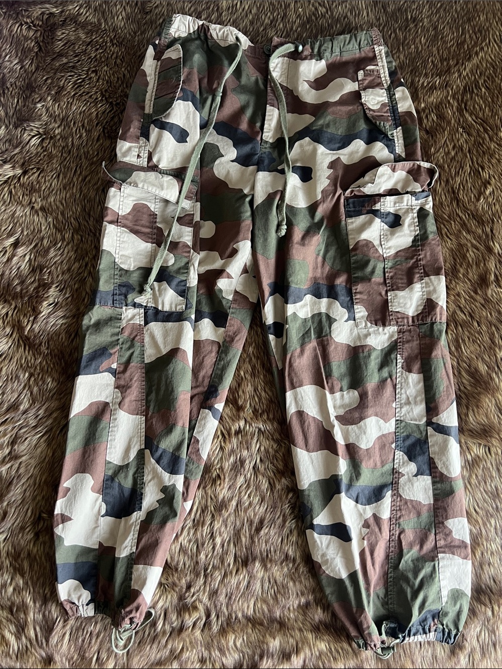 Good America Camouflage Cargo Jogger Pants